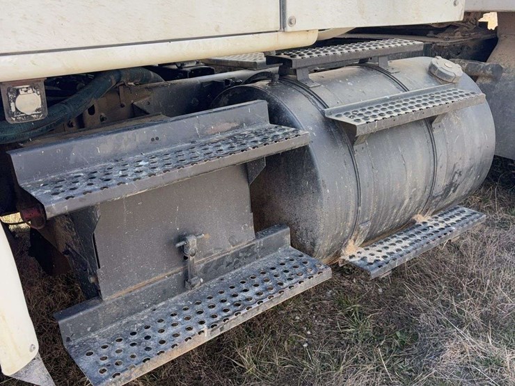 1993-international-8100-image-14