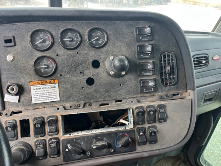 2013-peterbilt-367-image-17