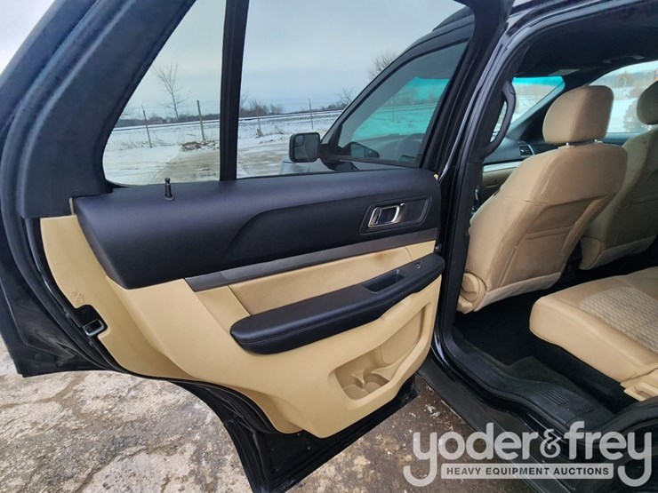 2016-ford-explorer-image-24