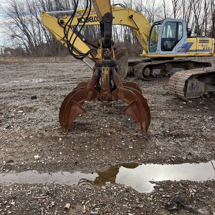 Young Rotating 4 Tine Hyd. Heavy Duty Grapple, rotating not currently working, s/n- L075CEET86, (If a bid is placed on either Lot 16 Caterpillar 325 or lot 18 Young Grapple with less than 2 minutes left, both items extend by 2 minutes. They sell separately and are separate lots!)