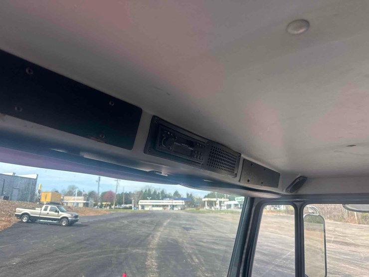 2000-freightliner-fl70-image-27