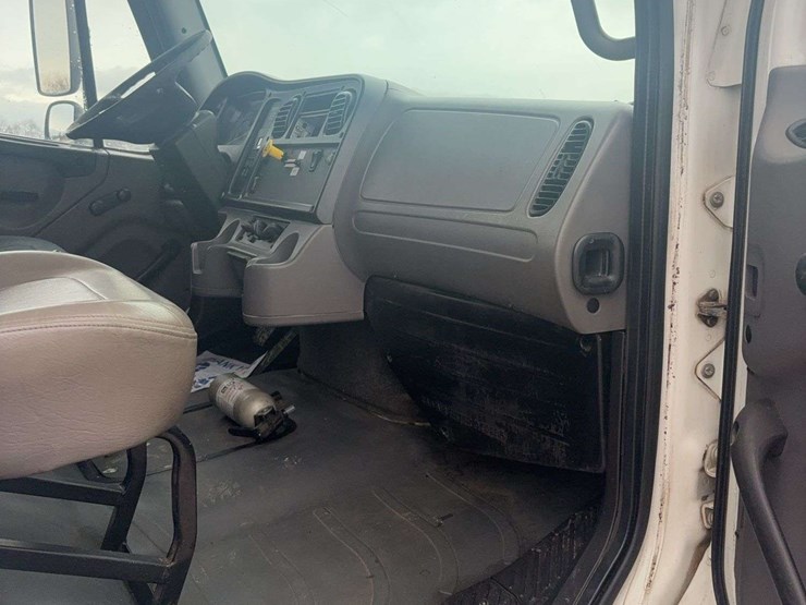 2009-freightliner-business-class-m2-106-image-23