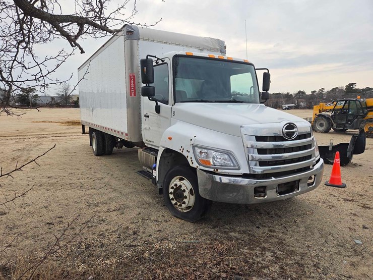 2016-hino-268-image-2