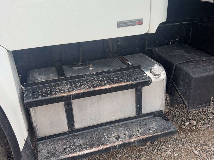 2009-freightliner-business-class-m2-106-image-7