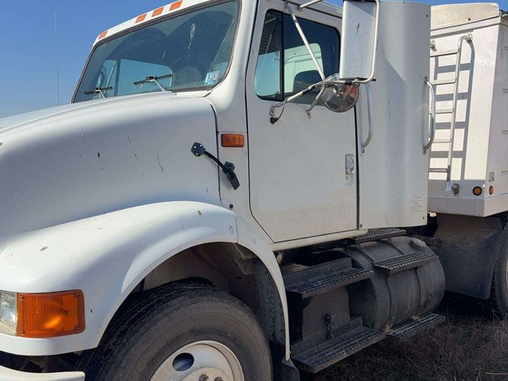 1993-international-8100-image-3