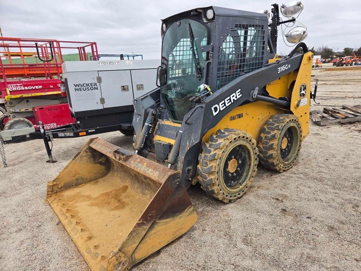 2017-deere-316gr-image-1