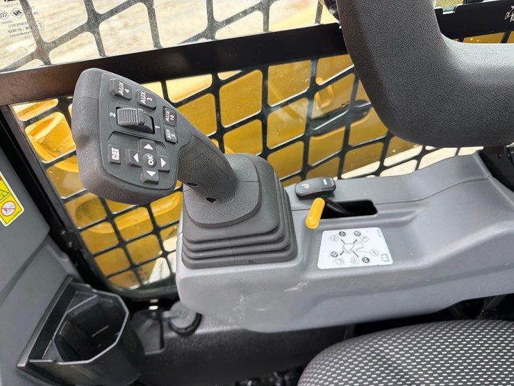 2025-caterpillar-255-image-19