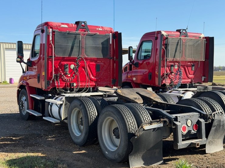 2013-freightliner-cascadia-113-image-3