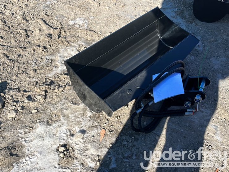 unused-tpm-32"-hydraulic-tilt-bucket,-1"-pin-hole,-hydraulic-hoses-to-suit-0.8-1.4-ton-mini-excavators.-image-2