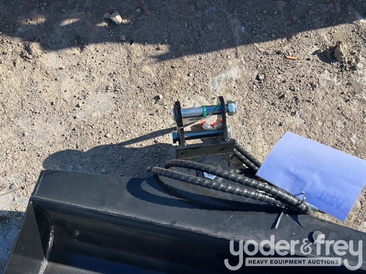 unused-tpm-32"-hydraulic-tilt-bucket,-1"-pin-hole,-hydraulic-hoses-to-suit-0.8-1.4-ton-mini-excavators.-image-5