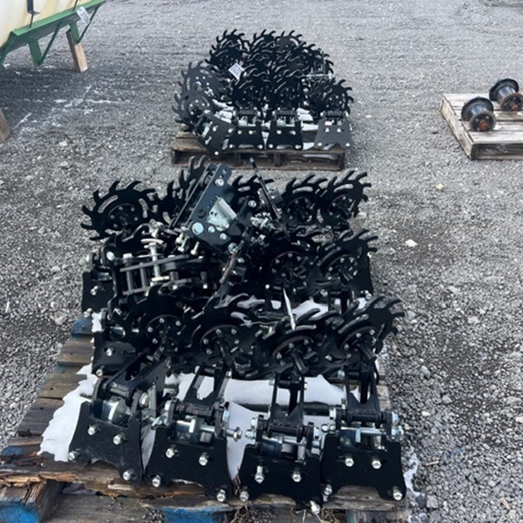 (16) Kinze Row Cleaners