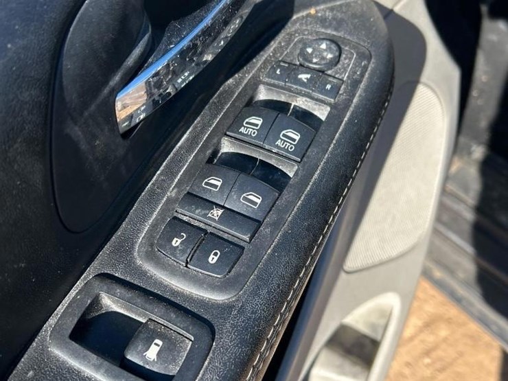 2016-chrysler-town-&-country-image-31