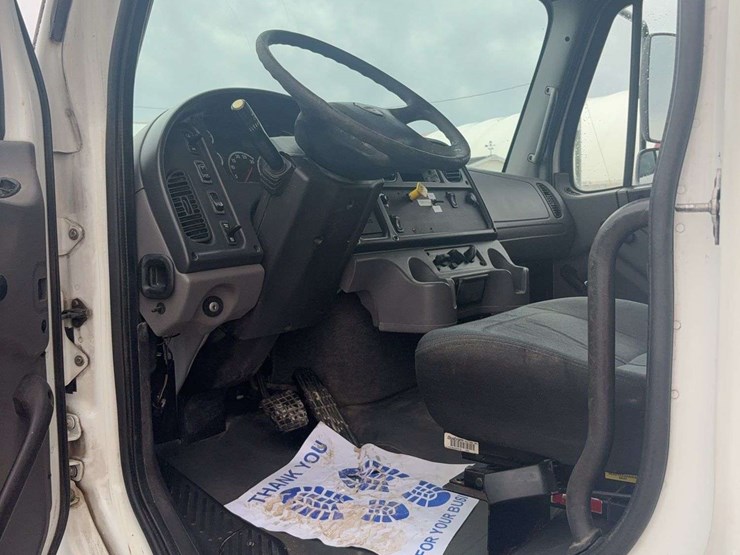 2009-freightliner-business-class-m2-106-image-25