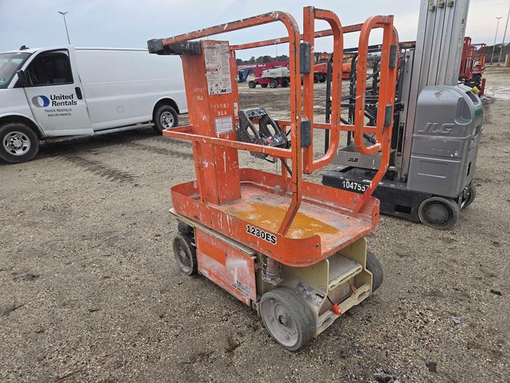 2017-jlg-1230es-image-4