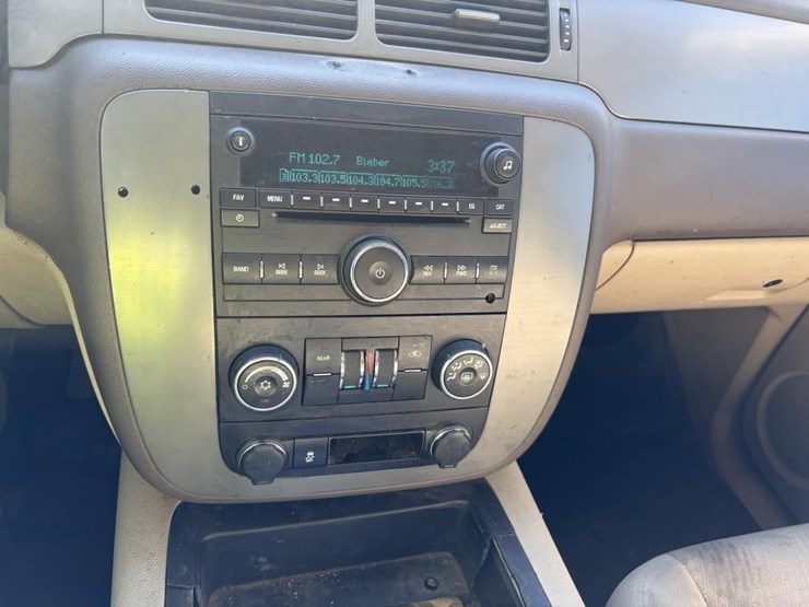 2013-chevrolet-tahoe-image-16