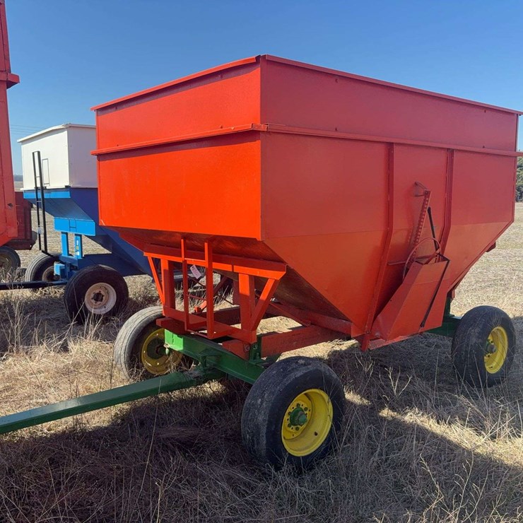 Killbros 225 Bushel Gravity Wagon on JD Gear, (If a bid is placed on either Killbros Gravity Wagon with less than 2 minutes left, both items extend by 2 minutes. They sell separately and are separate lots!)