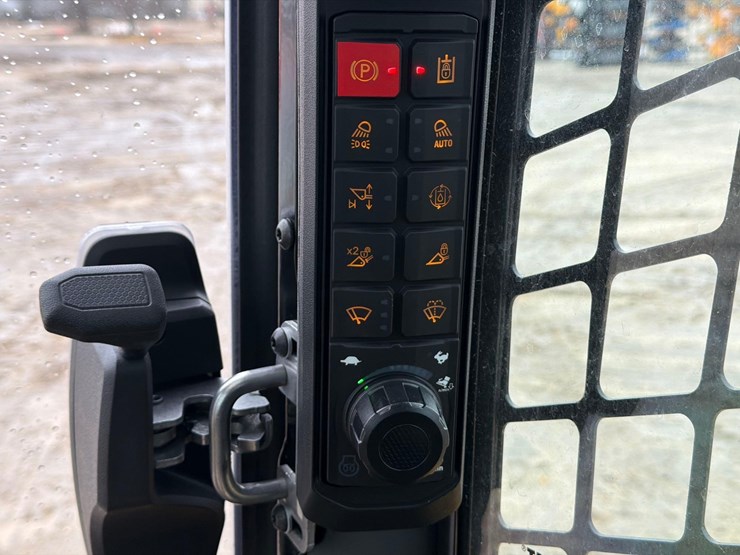 2025-caterpillar-255-image-24