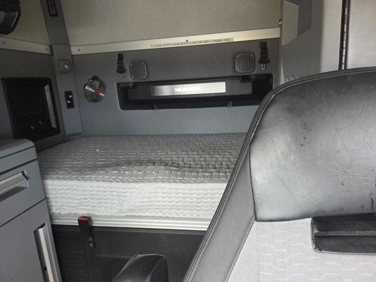 2019-mack-anthem-64t-image-7