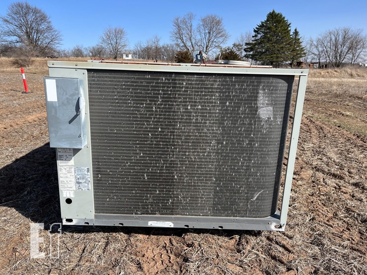 trane-rooftop-heating-/-air-conditioning-unit-image-4