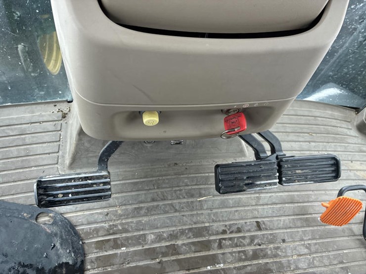 2011-john-deere-8335r-image-61