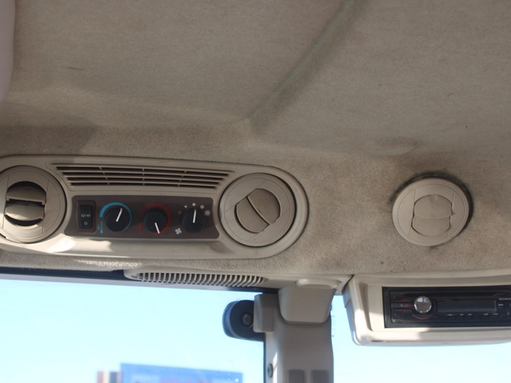 2011-john-deere-6115d-image-52