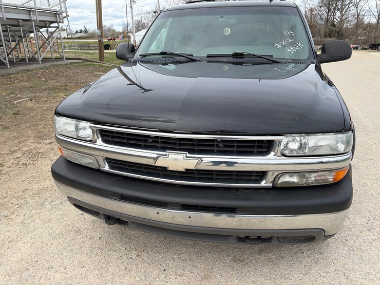 2002-chevrolet-suburban-image-2