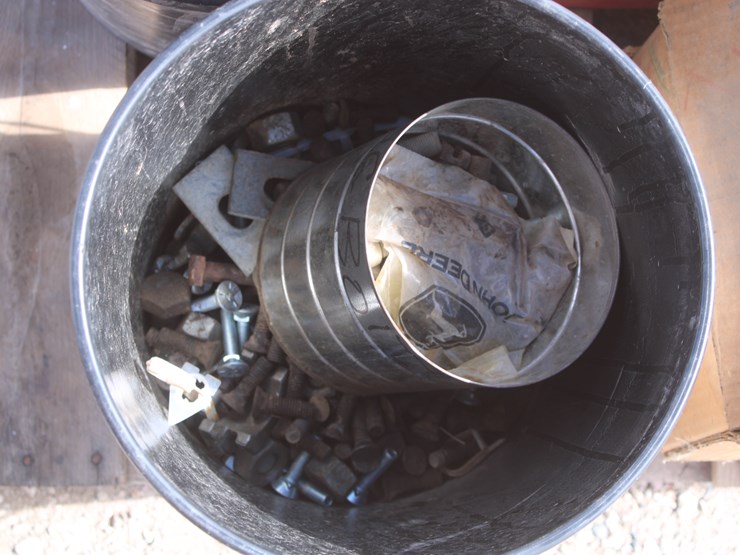 #3007-•-pallet-with-large-assortment-of-nails-and-staples-image-7