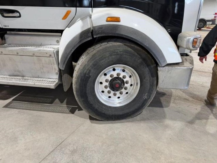 2017-peterbilt-567-image-57