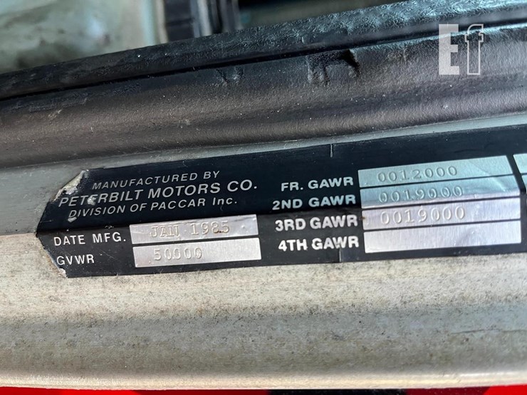 1985-peterbilt-359-image-5