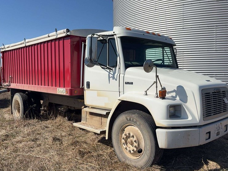 2004-freightliner-fl70-image-2