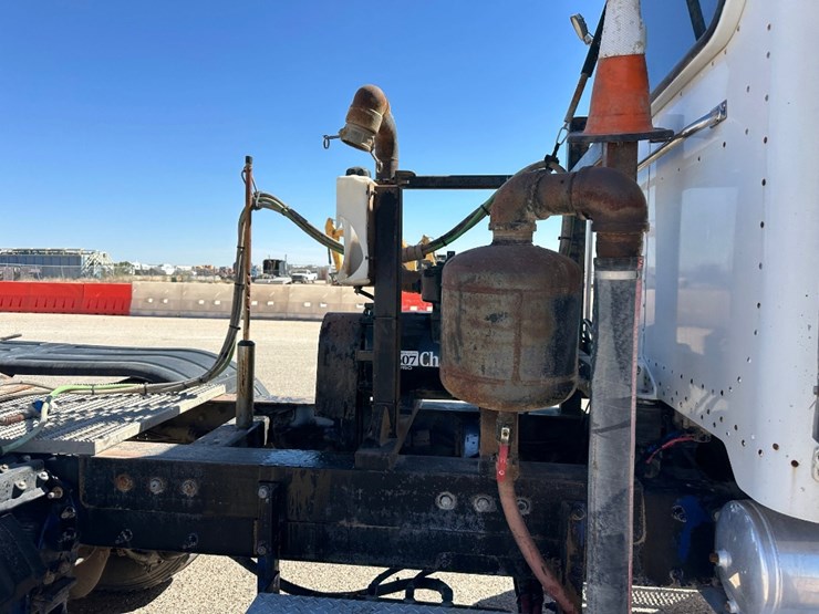 2008-peterbilt-365-image-4