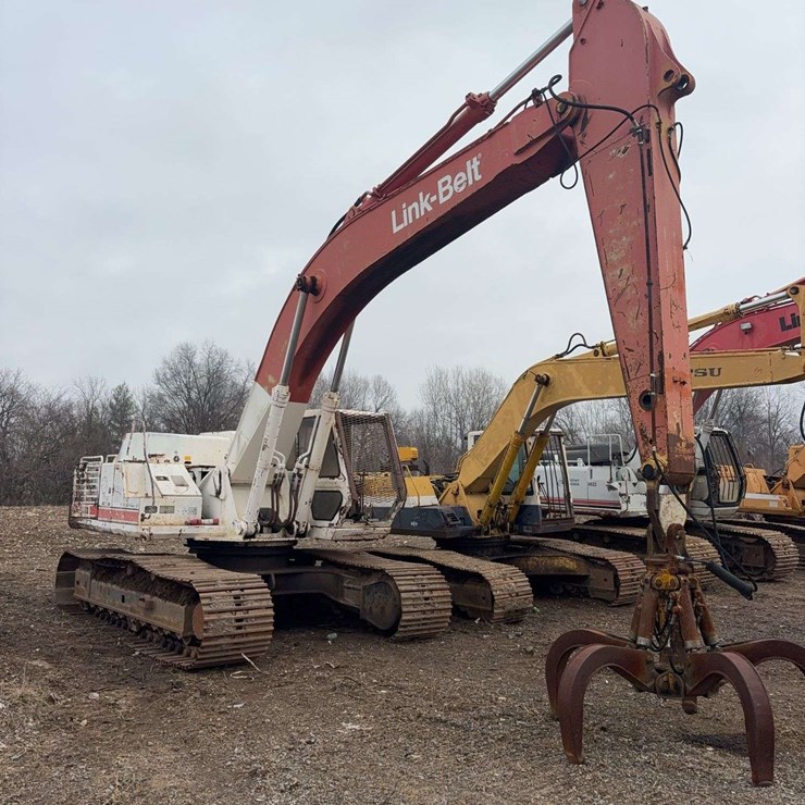 1994 Linkbelt Excavator 4300 Series II, LC 8T4-2130, 32'' tracks, C- Series II, shows, 3,652 hours, S/N:LC8I42130 ( The last photo is a video of the excavator and the grapple lot 10 in action) (If a bid is placed on either Lot 9 Linkbelt Excavator or lot 10 Hyd. 5 Tine Grapple with less than 2 minut