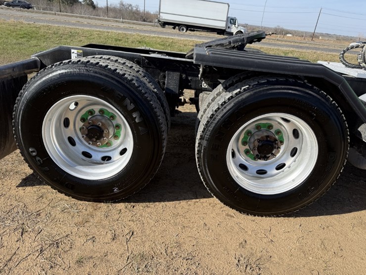 2021-peterbilt-367-image-18