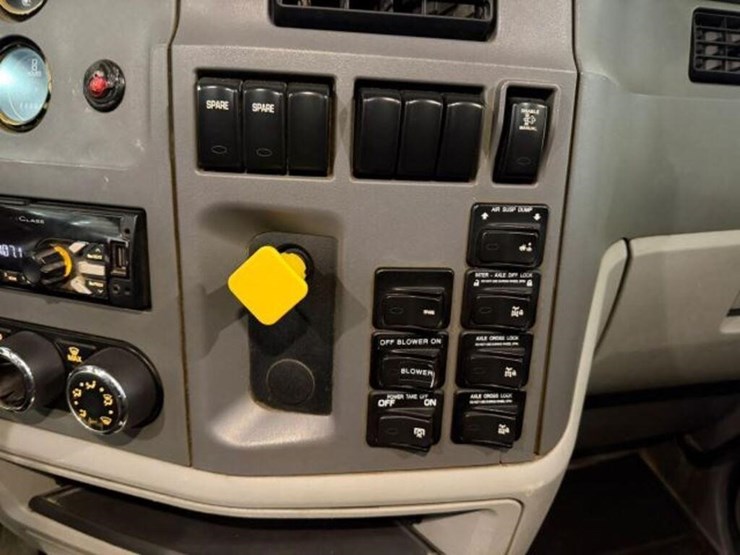 2017-peterbilt-567-image-19