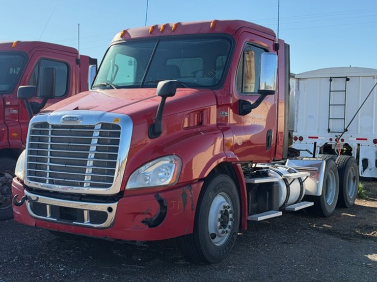 2013-freightliner-cascadia-113-image-2