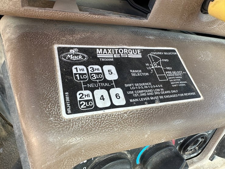 2005-mack-cv713-mixer-truck-image-15