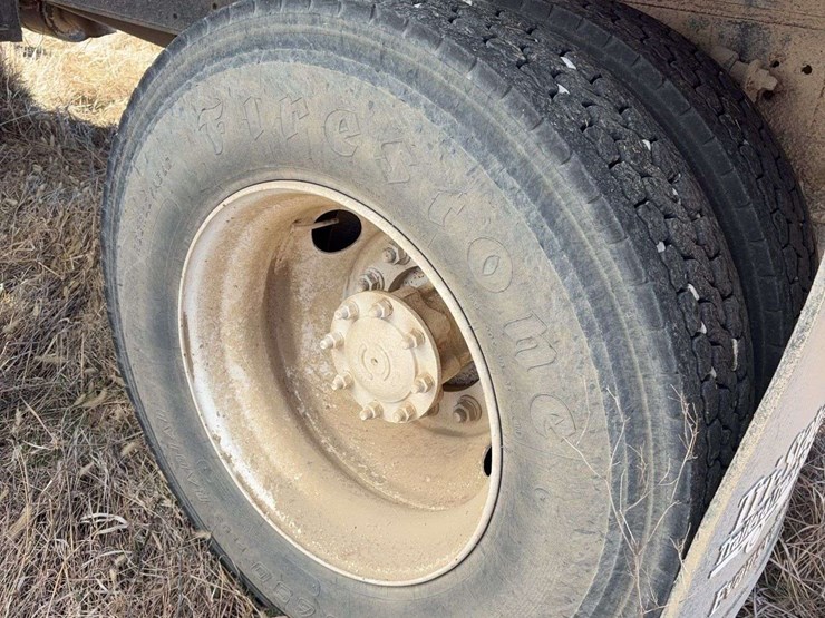 2004-freightliner-fl70-image-17