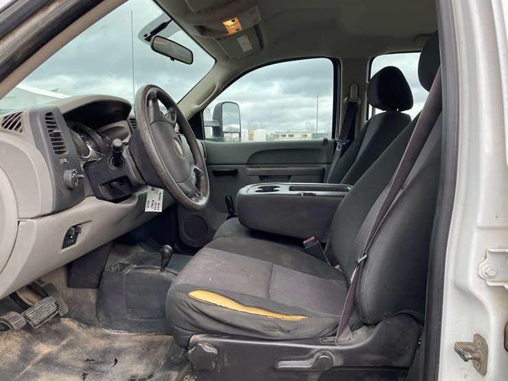 2012-chevrolet-3500-image-43