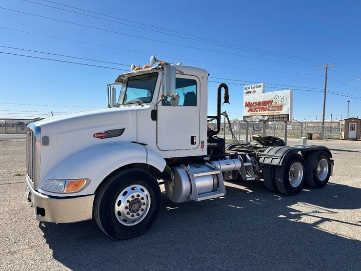 2010-peterbilt-384-image-1