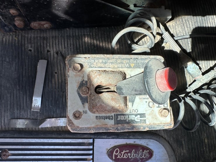 2008-peterbilt-365-image-13