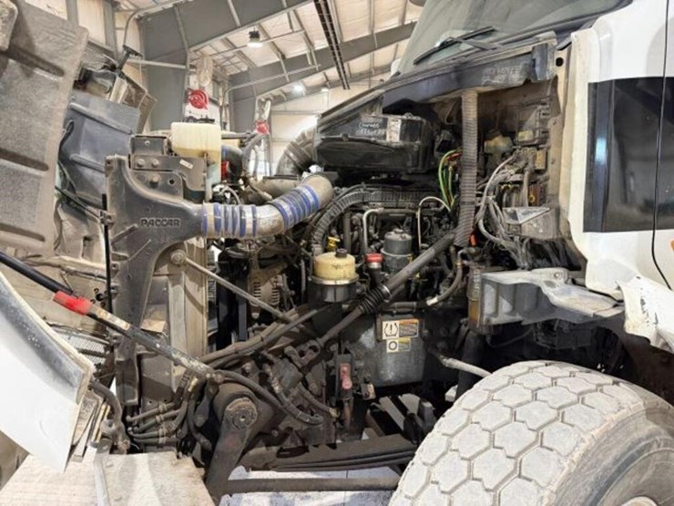 2017-peterbilt-567-image-29