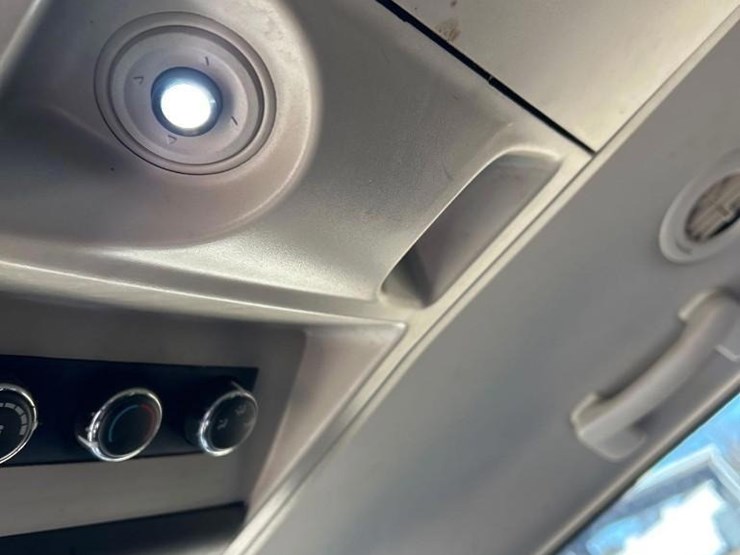 2016-chrysler-town-&-country-image-23