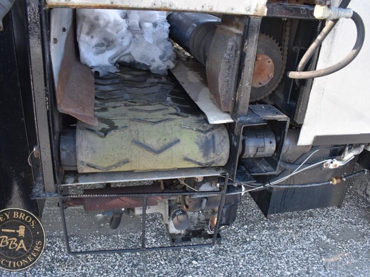 2001-freightliner-fl60-image-30