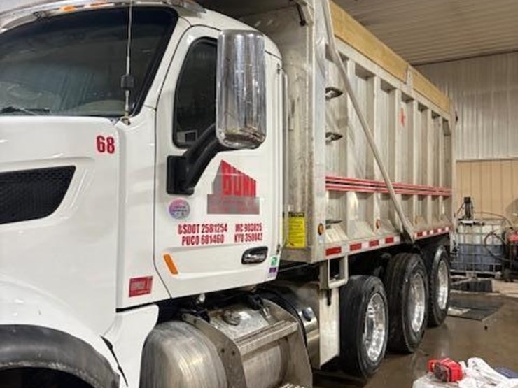 2018-peterbilt-567-image-2