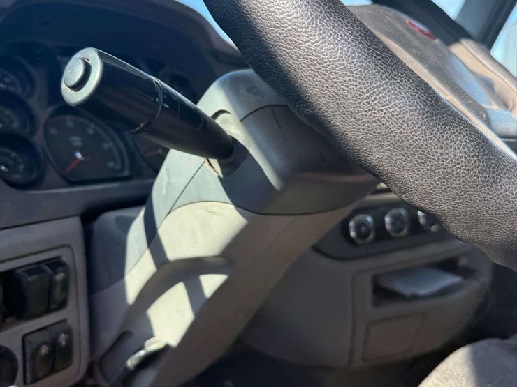 2016-peterbilt-579-image-12