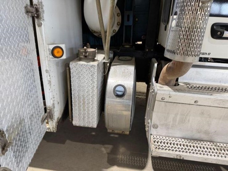 2017-peterbilt-567-image-55