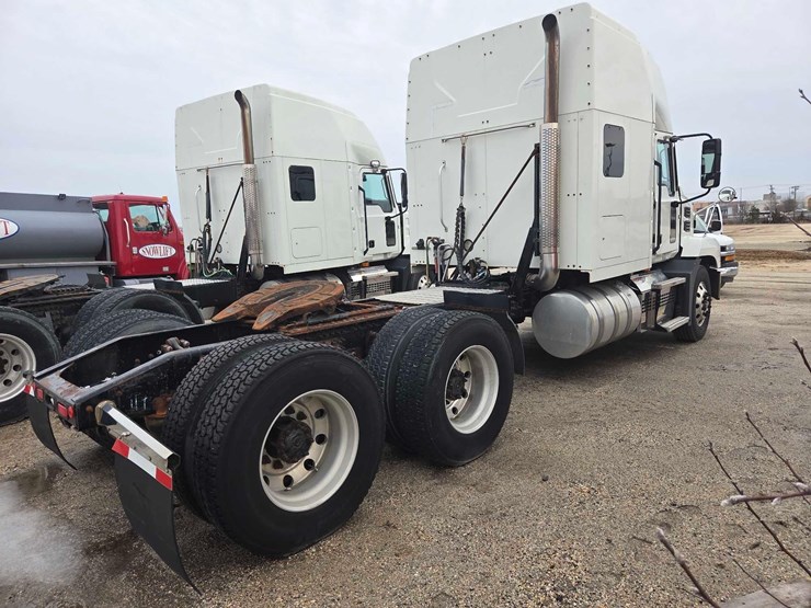 2019-mack-anthem-64t-image-3