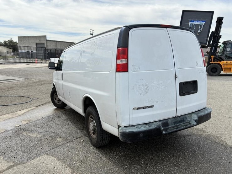 2018-chevrolet-express-2500-image-4