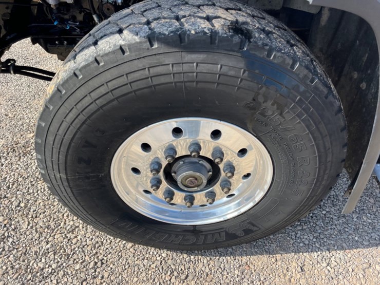 2020-freightliner-114sd-image-11