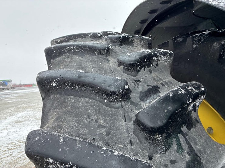 2011-john-deere-8335r-image-44